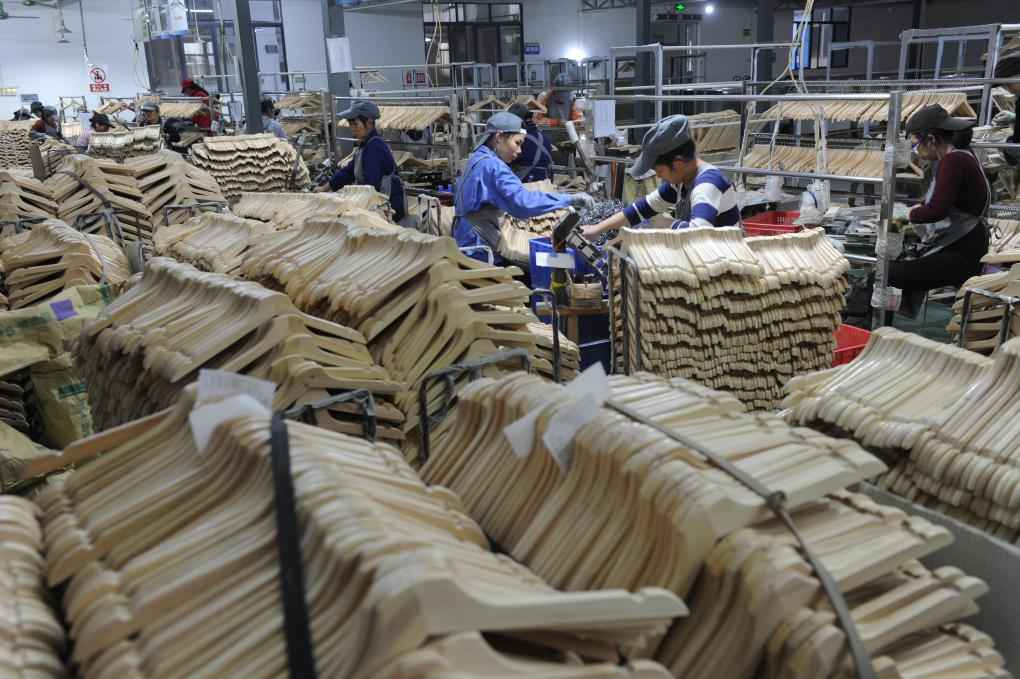 中国经济样本观察·“镇”了不起|为衣做架,“挂”出来的80亿元“衣架产业” 中国经济样本观察·“镇”了不起|为衣做架,“挂”出来的80亿元“衣架产业”