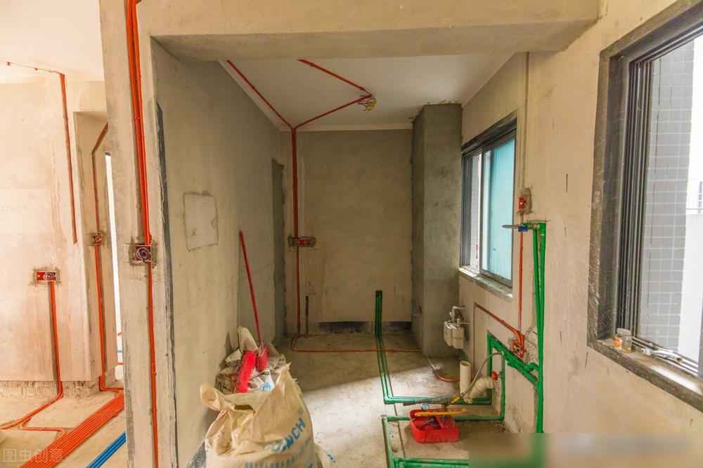 安装电力管家装改水电，电线管在水管下面，可以吗？有危险吗？怎么处理？