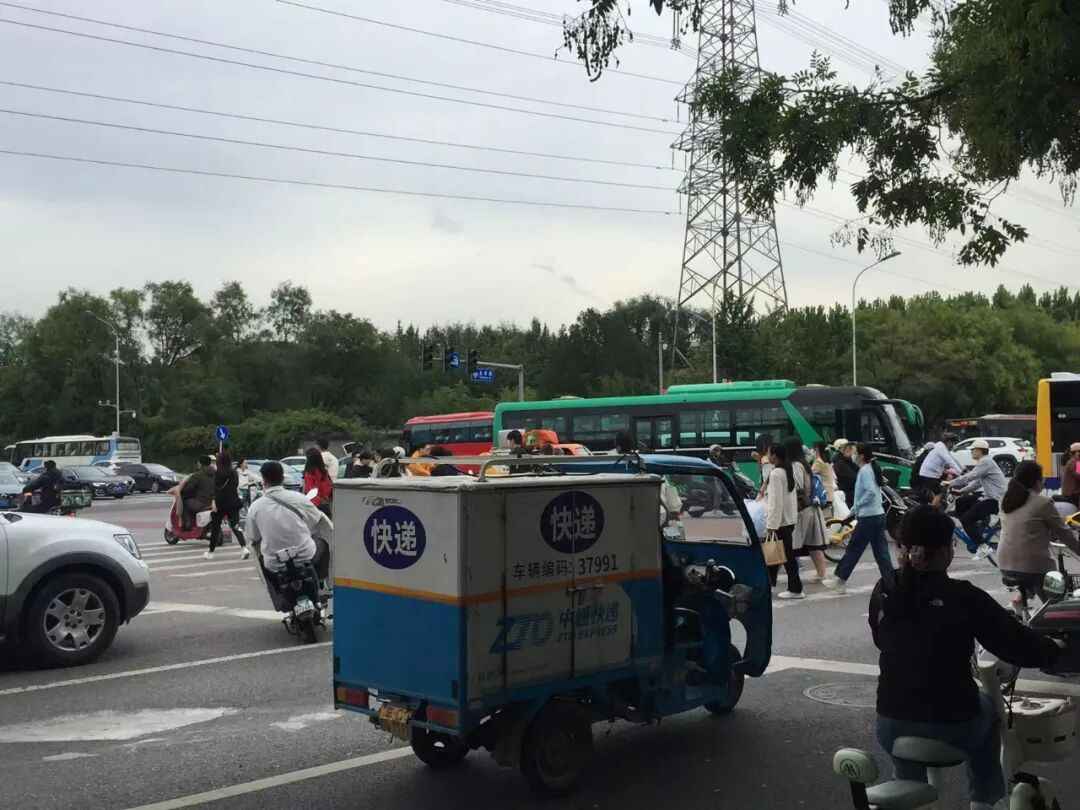 电力排管堵帽：地铁口规划难产，居民出行何去何从？