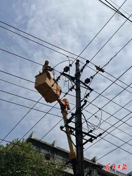 电力管排污管:老旧小区排水管紧邻高压线,“电力医生”为线路“精准手术” 电力管排污管:老旧小区排水管紧邻高压线,“电力医生”为线路“精准手术”
