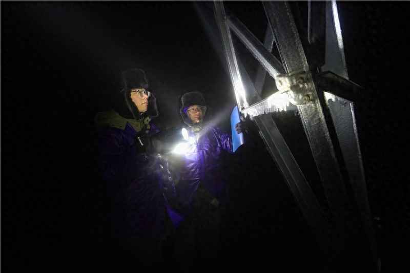 电力管道断面融冰保卫战:国网湖北电力多措并举保障电网安全 电力管道断面融冰保卫战:国网湖北电力多措并举保障电网安全