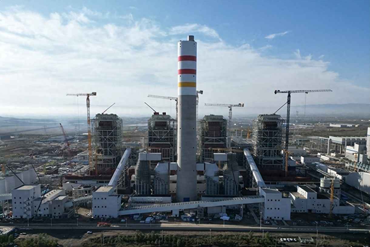 全国首创悬挂式四管集束烟囱首个钢内筒就位 全国首创悬挂式四管集束烟囱首个钢内筒就位