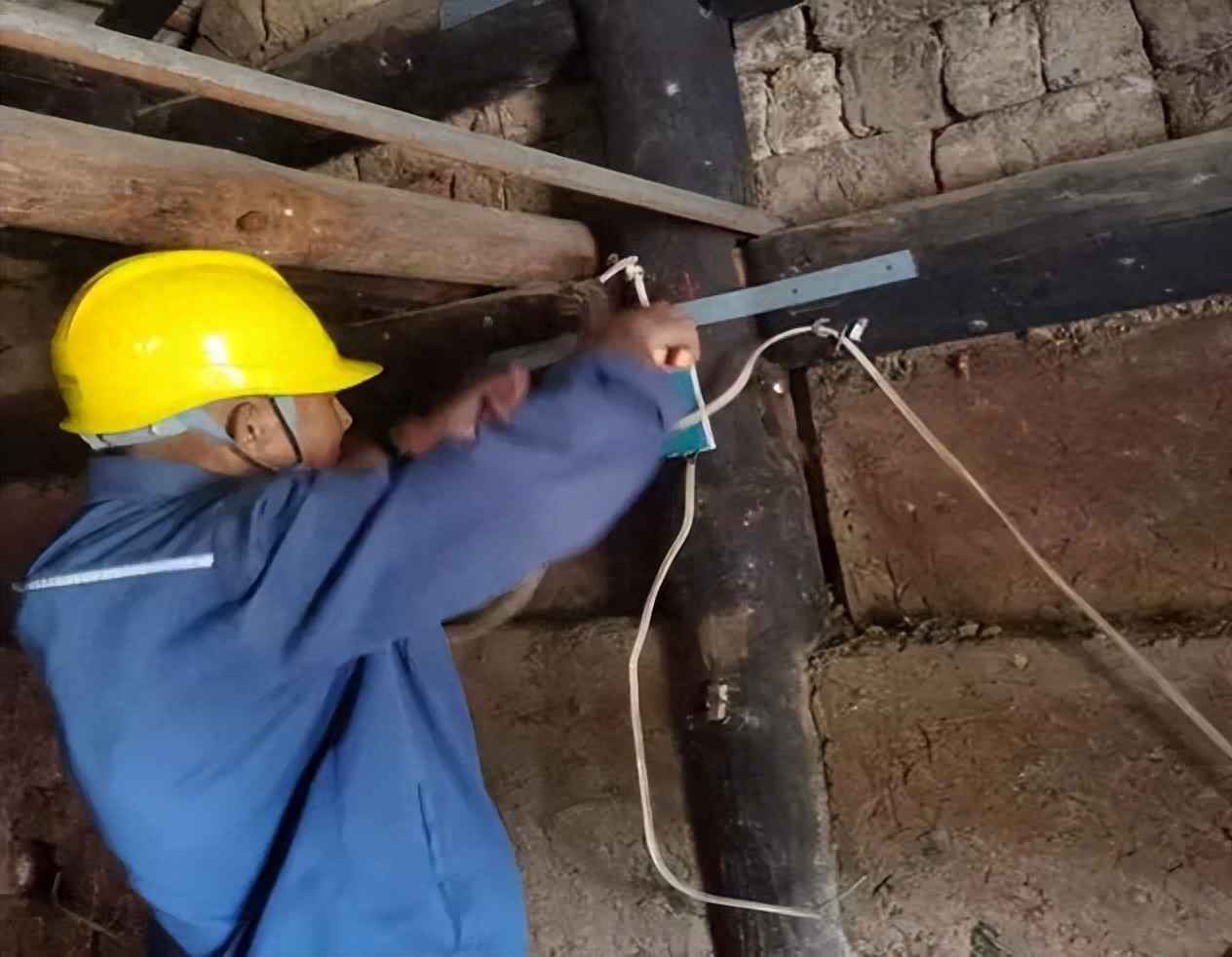 【我为群众办实事】甸阳供电所免费改造老旧线路赢点赞! 【我为群众办实事】甸阳供电所免费改造老旧线路赢点赞!