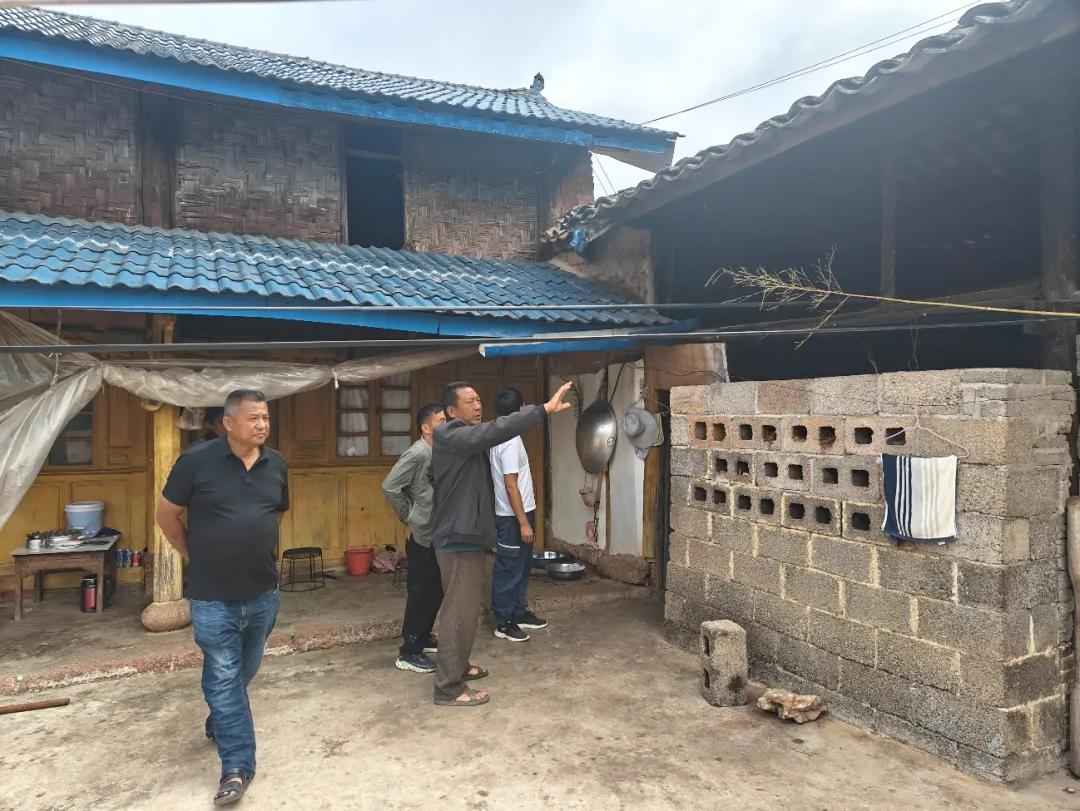 【我为群众办实事】甸阳供电所免费改造老旧线路赢点赞! 【我为群众办实事】甸阳供电所免费改造老旧线路赢点赞!