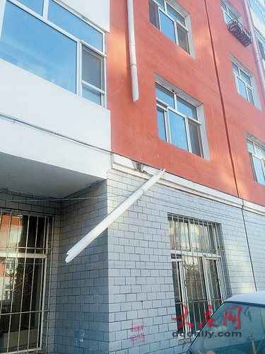 电力排管悬空 大庆卧里屯永泉小区一雨排管断裂“悬空” -小区