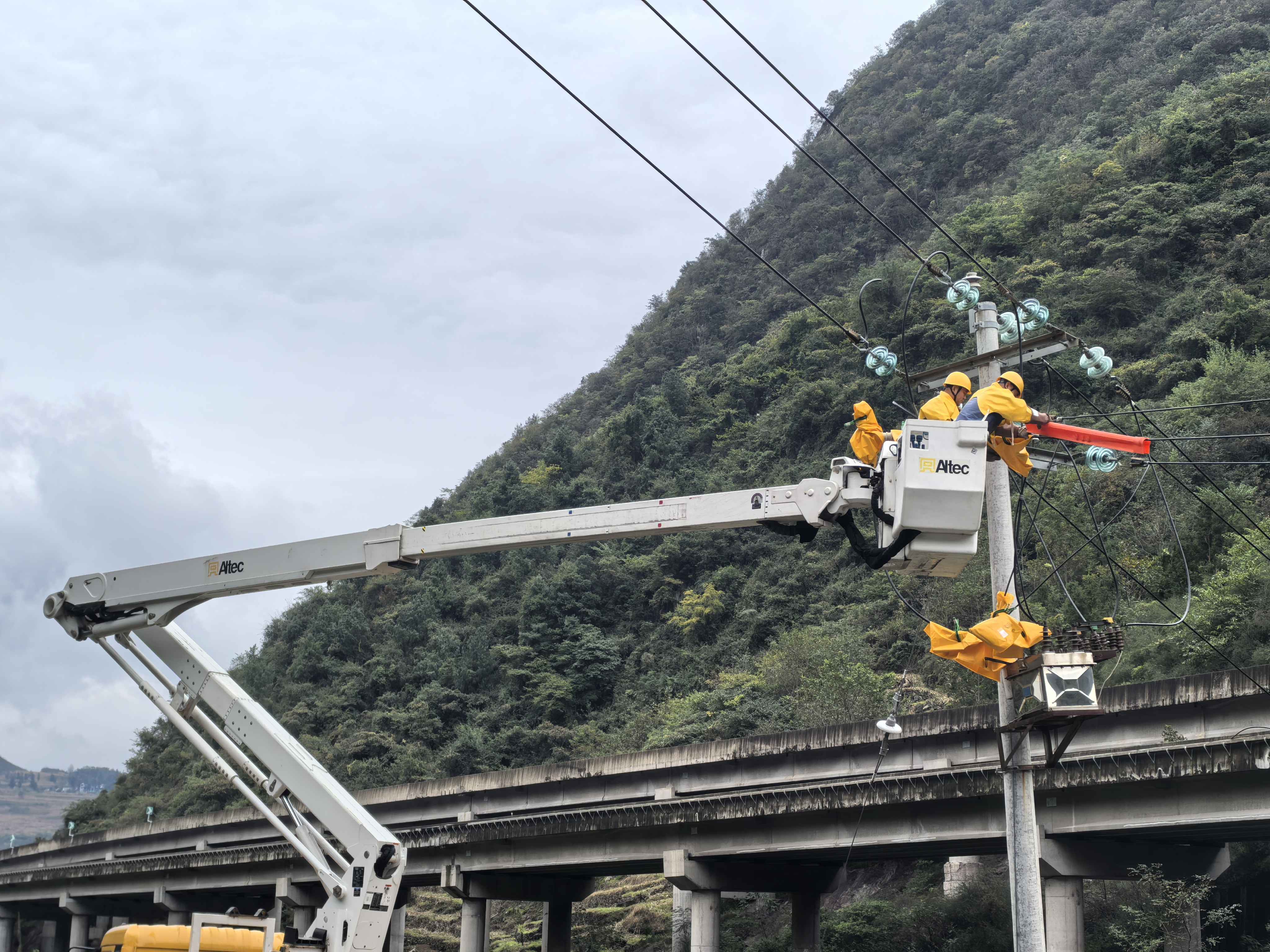 南方电网毕节市郊供电局:“党建+”核心引擎 赋能用电营商环境优化 南方电网毕节市郊供电局:“党建+”核心引擎 赋能用电营商环境优化