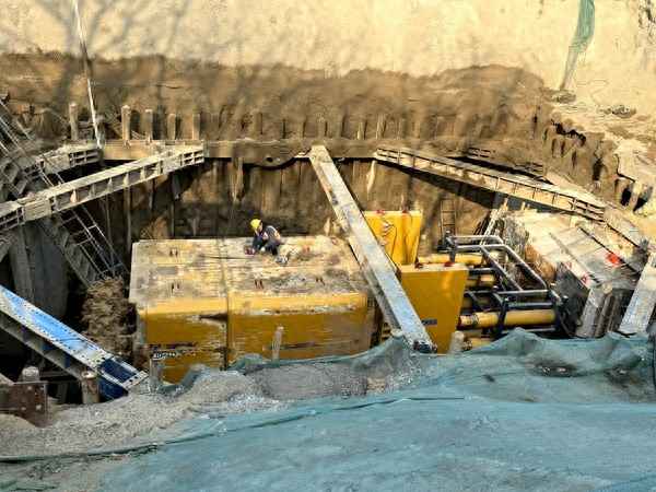 硬刚百米花岗岩！电力隧道工程港城西大街南段顶管作业开启